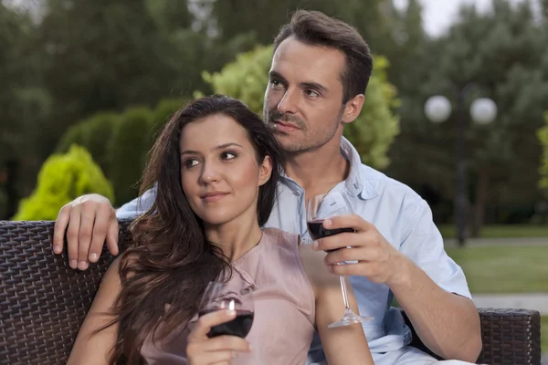 Par med rött vin i parken — Stockfoto