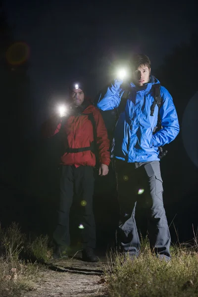 Backpackers in piedi in campo — Foto Stock