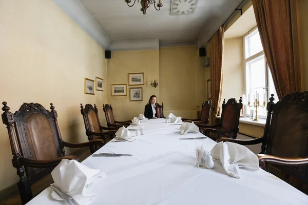 Πελάτης που κάθεται στο τραπέζι — Φωτογραφία Αρχείου