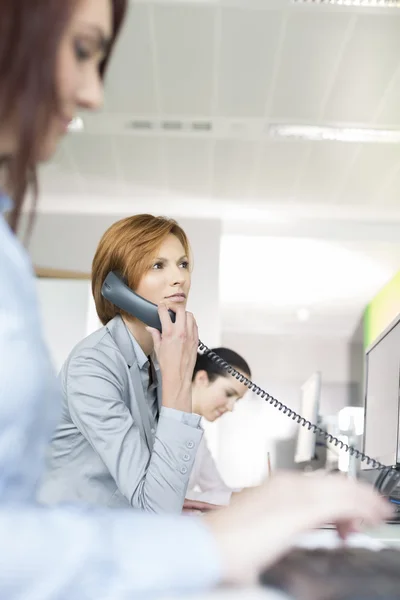 Zakenvrouw met behulp van vaste telefoon — Stockfoto