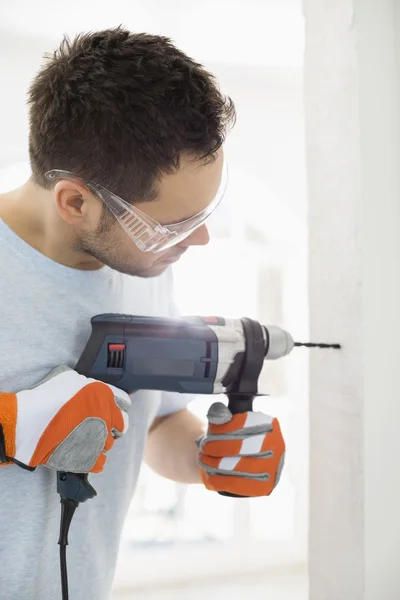 Man drilling in wall — Stock Photo, Image