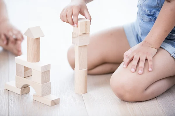 Girl playing with building blocks — Stock Photo, Image