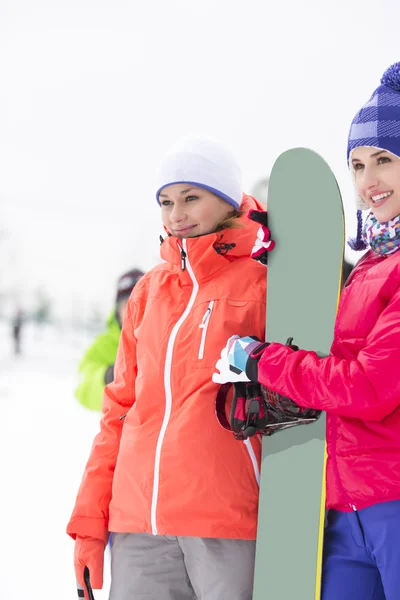 Frauen mit Snowboard — Stockfoto