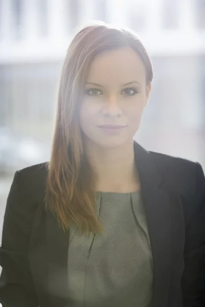 Femme d'affaires souriant dans le bureau — Photo