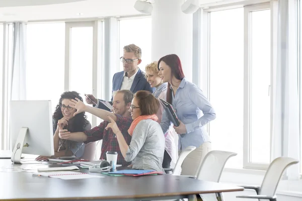 Les hommes d'affaires utilisant l'ordinateur — Photo