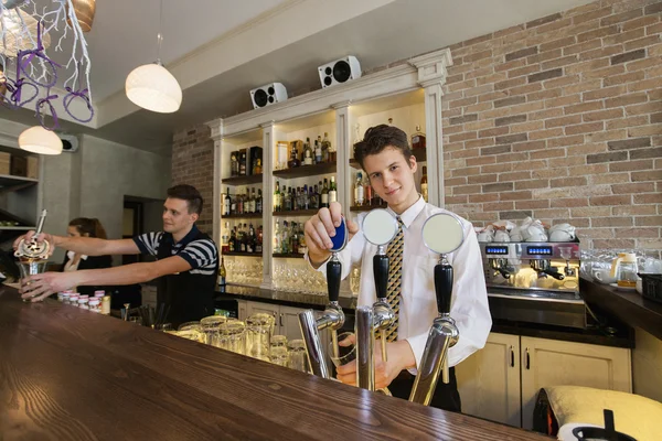 Barman no balcão com colegas de trabalho — Fotografia de Stock