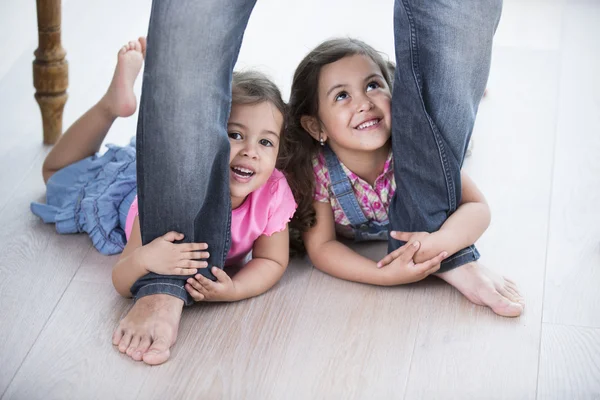 Vader slepen meisjes — Stockfoto