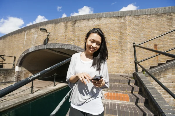 Mujer usando teléfono inteligente — Foto de Stock