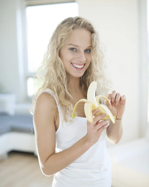 Vrouw schilferende banaan — Stockfoto