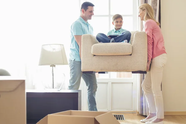 Padres llevando hijo — Foto de Stock