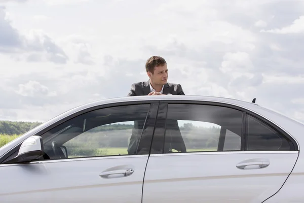 Homme d'affaires penché sur la voiture en panne — Photo