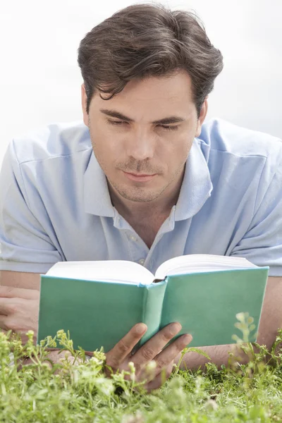 Homem leitura livro — Fotografia de Stock