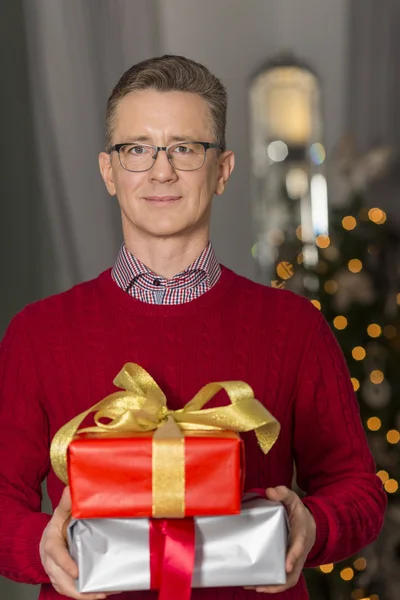 Man holding Christmas presents — Stock Photo, Image