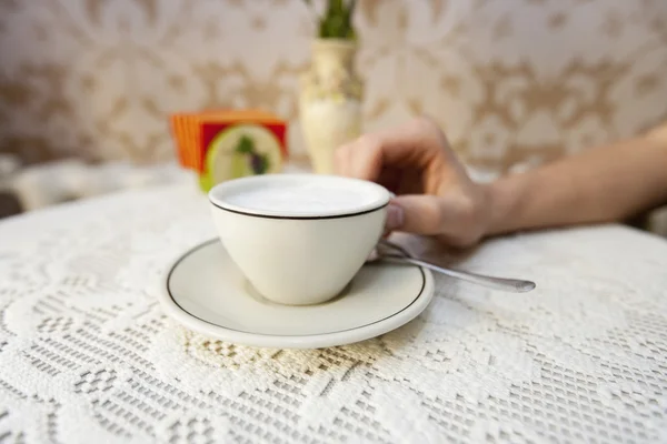 Hombre tomando una taza de café —  Fotos de Stock