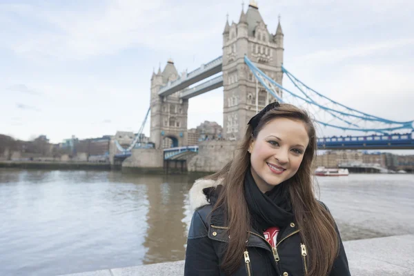 Kobieta stojąc naprzeciwko mostu tower bridge — Zdjęcie stockowe