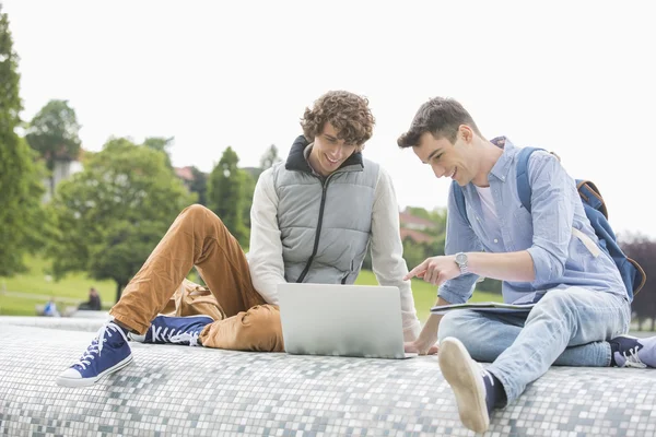 Vänner med laptop studera — Stockfoto