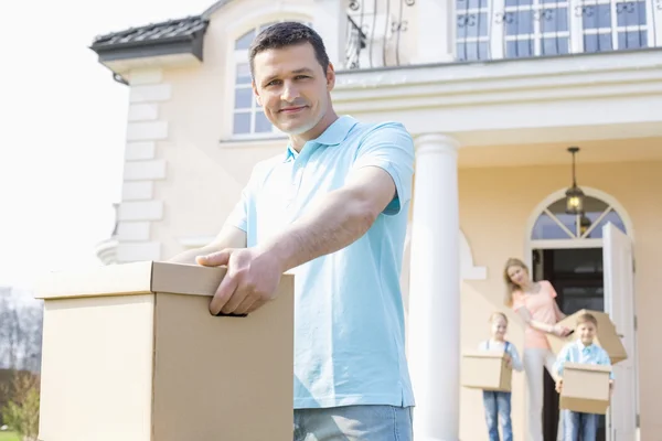 Hombre que lleva la caja de cartón — Foto de Stock