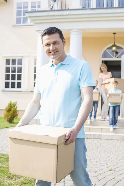 Hombre que lleva la caja de cartón — Foto de Stock