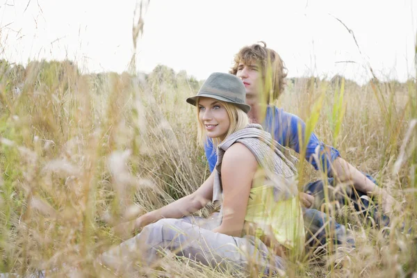 Couple looking away — Stock Photo, Image