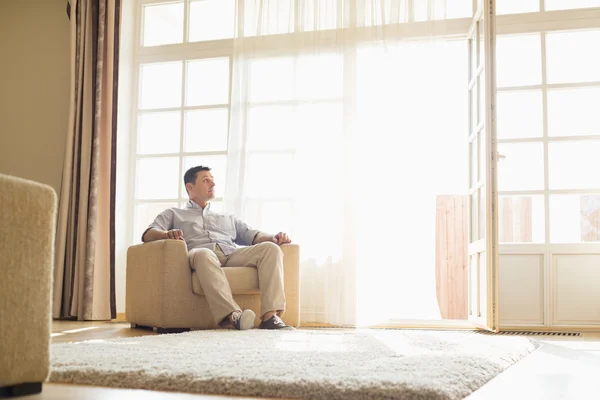 Hombre relajante en sillón — Foto de Stock