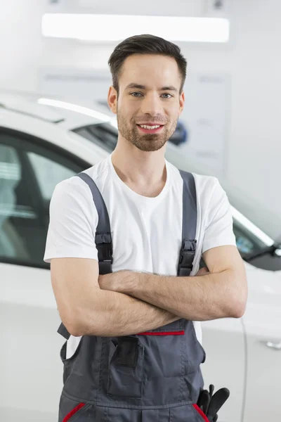 Ingeniero de mantenimiento de pie brazos cruzados — Foto de Stock