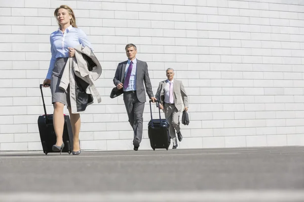 Uomini d'affari con bagagli a piedi — Foto Stock