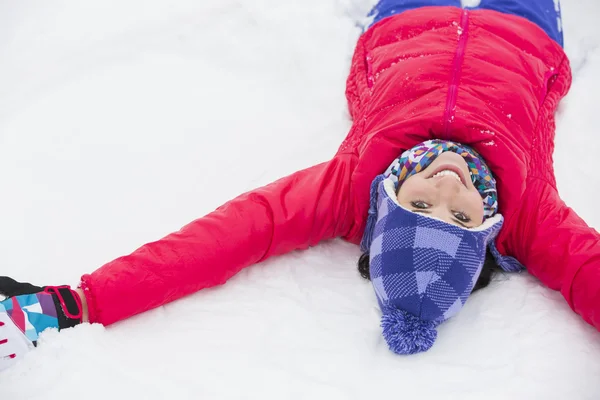 Vrouw liggen op sneeuw — Stockfoto