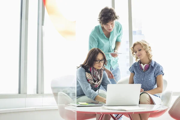 Businesspeople using laptop — Stock Photo, Image