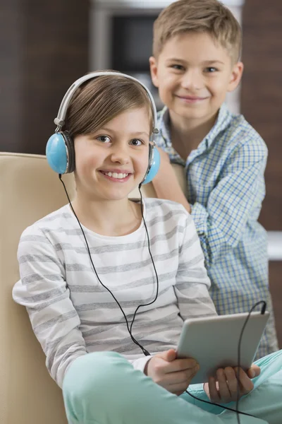 Fille mignonne écouter de la musique — Photo