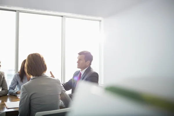 Empresario discutiendo con equipo femenino — Foto de Stock