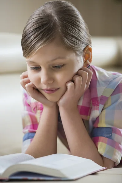 Girl reading book — Stock Photo, Image