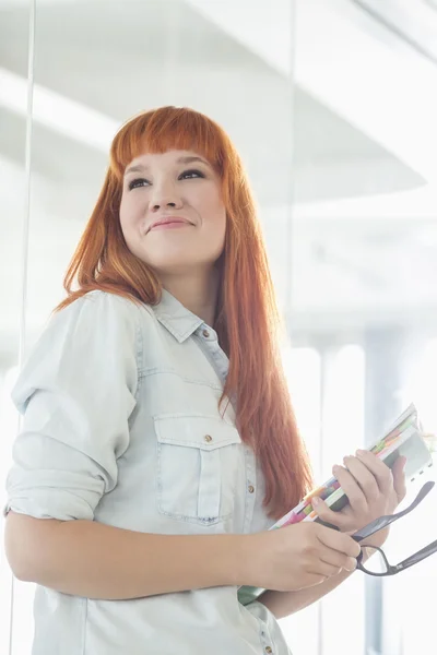 Geschäftsfrau mit Akten — Stockfoto