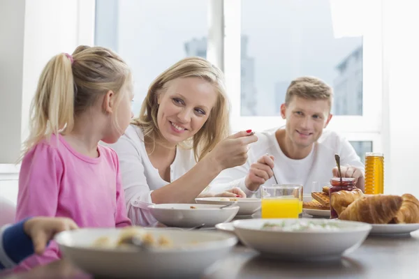 Familj med barn som äter frukost — Stockfoto