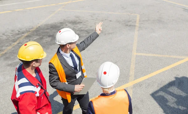 Workers discussing — Stock Photo, Image