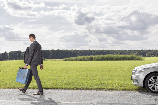 Бизнесмен, покидающий автомобиль
