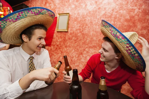 Přátel na sobě mexické klobouky — Stock fotografie