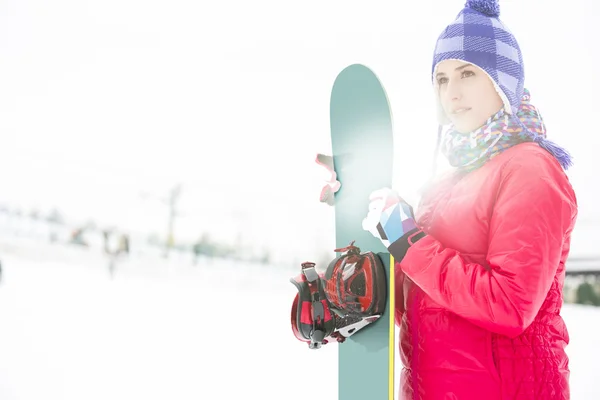 Femme tenant snowboard — Photo