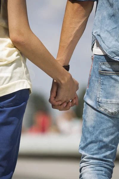 Couple holding hands — Stock Photo, Image