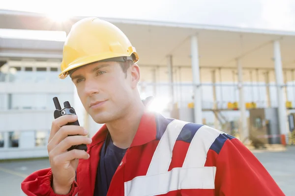 Trabalhador usando walkie-talkie — Fotografia de Stock