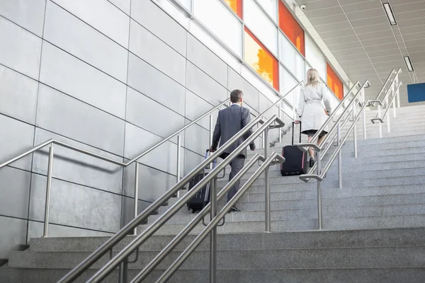 Empresario y empresaria mudándose arriba — Foto de Stock