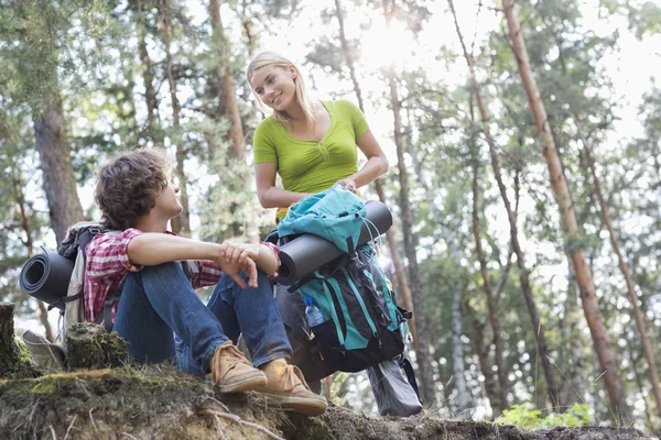 Hiking couple looking at each other — Stock Photo, Image