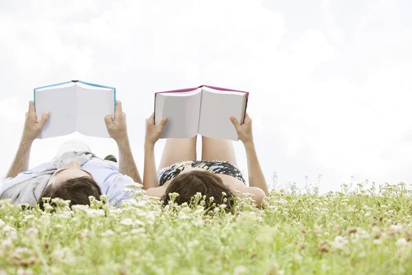 Couple reading books — Stock Photo, Image