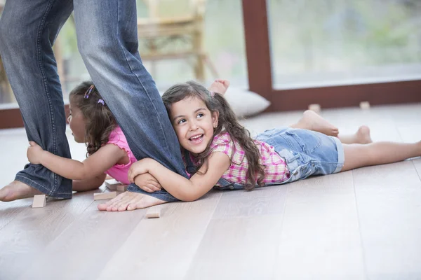 Padre arrastrando chicas — Foto de Stock