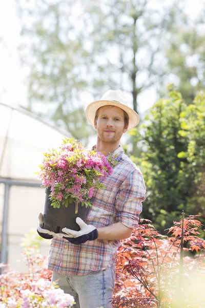 Zahradník drží květináč — Stock fotografie