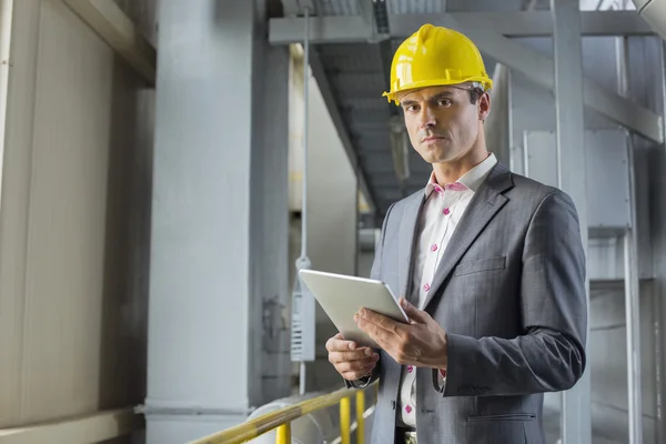 Ale arkitekt håller digital tablet — Stockfoto