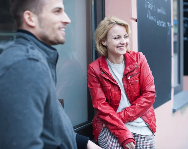 Couple assis devant le café — Photo