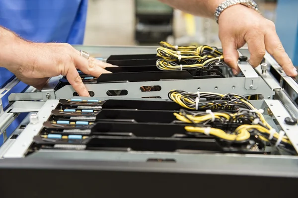 Técnico examinando slots de cartão de computador — Fotografia de Stock