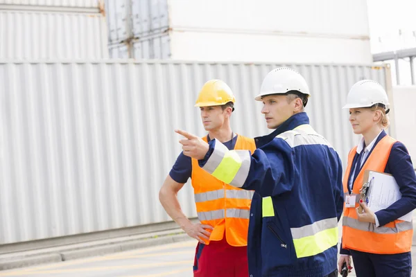 Lavoratori che discutono — Foto Stock