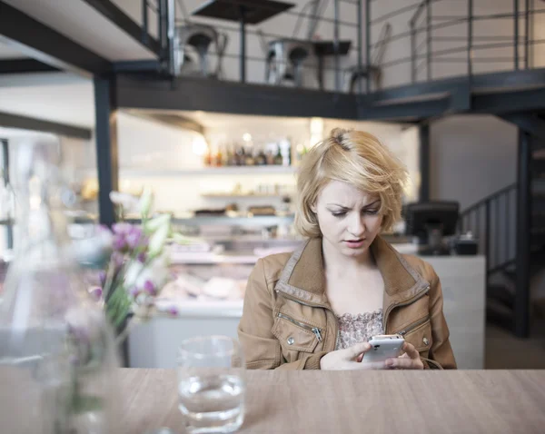 Vrouw die sms 'jes leest — Stockfoto