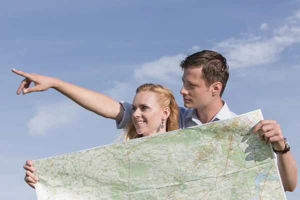 Mujer sosteniendo mapa —  Fotos de Stock